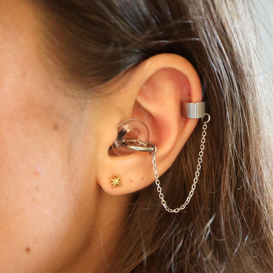 Earcuffs Voor Loop Oordopjes Zilver RVS op model