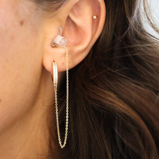 Oorbellen Voor Oordopjes (Steentjes) Goudkleurig op model met oordoppen