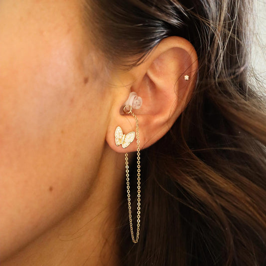 Oorbellen Voor Oordopjes (Vlinder) Goudkleurig op model met oortjes voor muziek