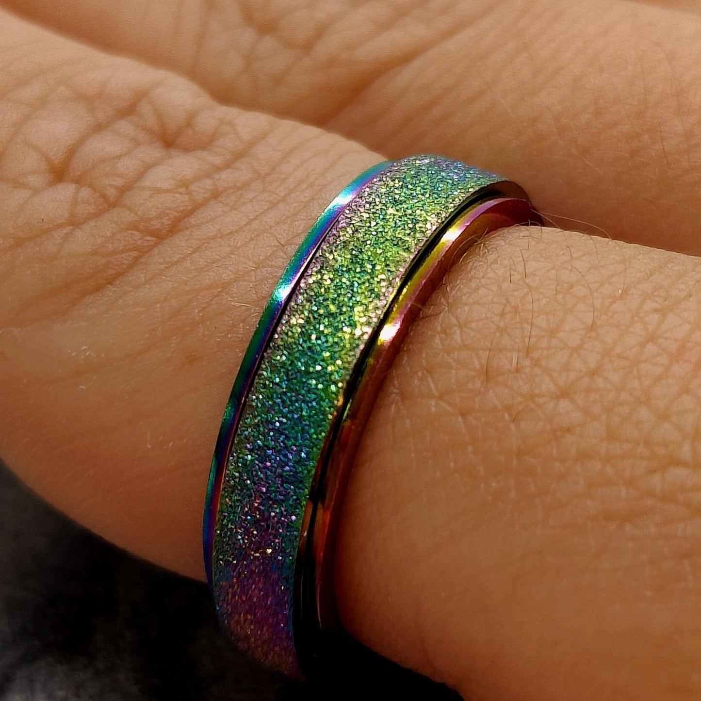Anxiety ring (Glitter) Regenboog om vinger