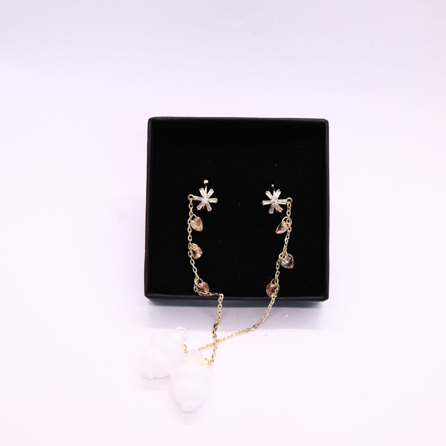 Earcuffs Voor Oordopjes (vlok hartjes) Goudkleurig Sfeerbeeld