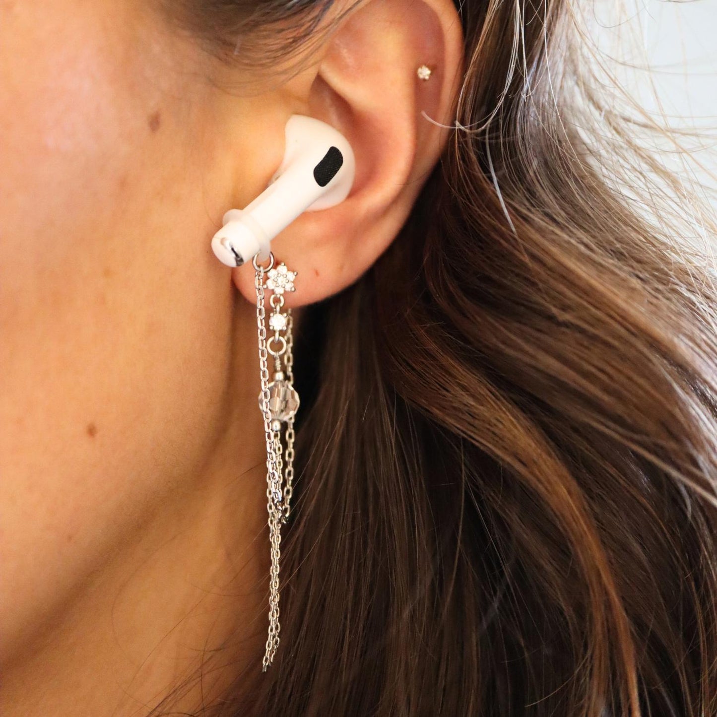 Oorbellen Voor Oordopjes (Sliertjes) Zilverkleurig op model met Airpod