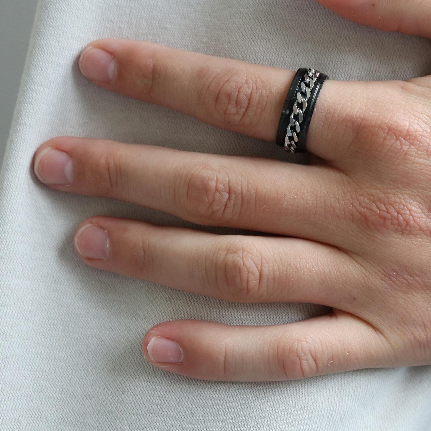 Anxiety Ring (ketting) Zwart-Zilver om vinger