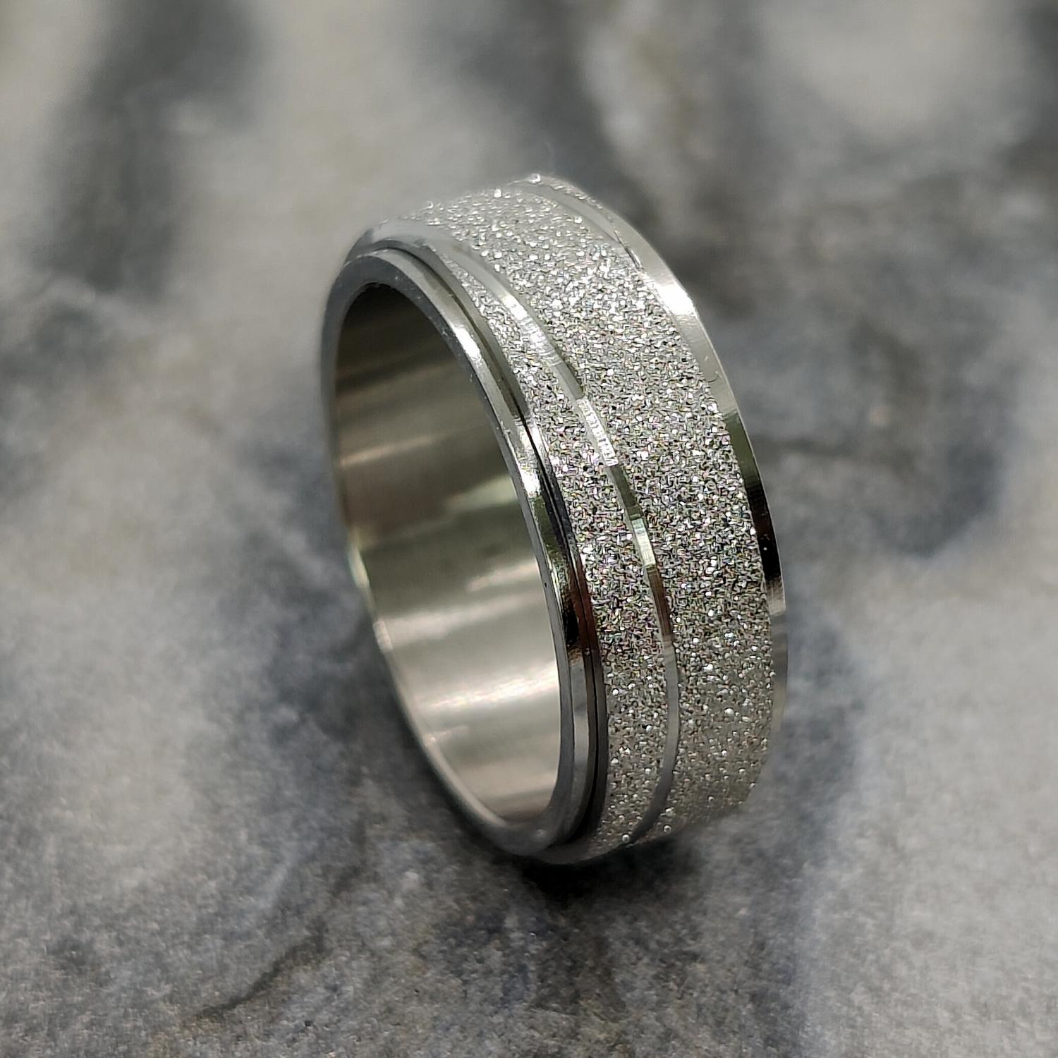 Anxiety ring (Glitter/Streep) Zilver Sfeerbeeld op marmer