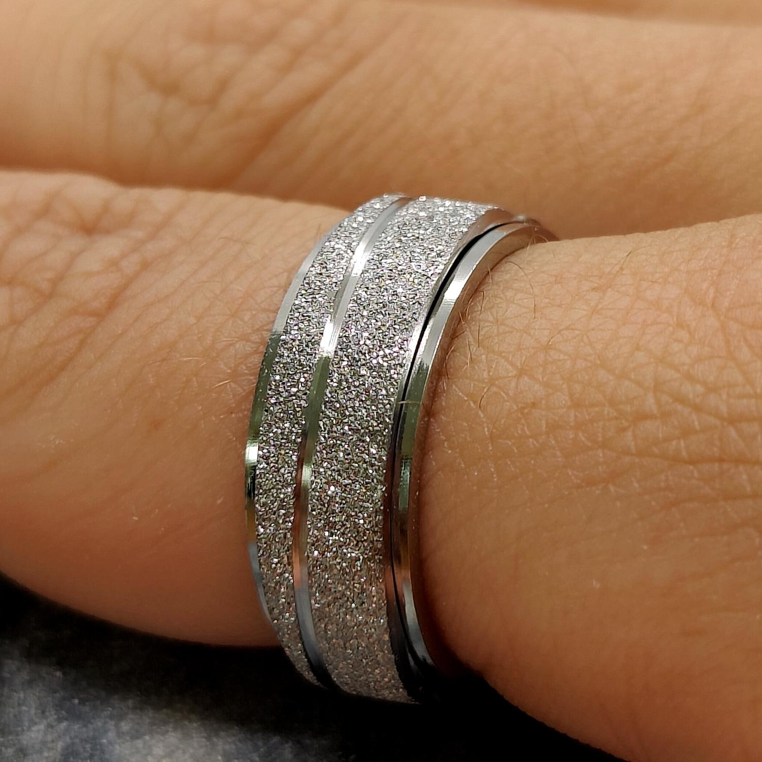 Anxiety ring (Glitter/Streep) Zilver om vinger