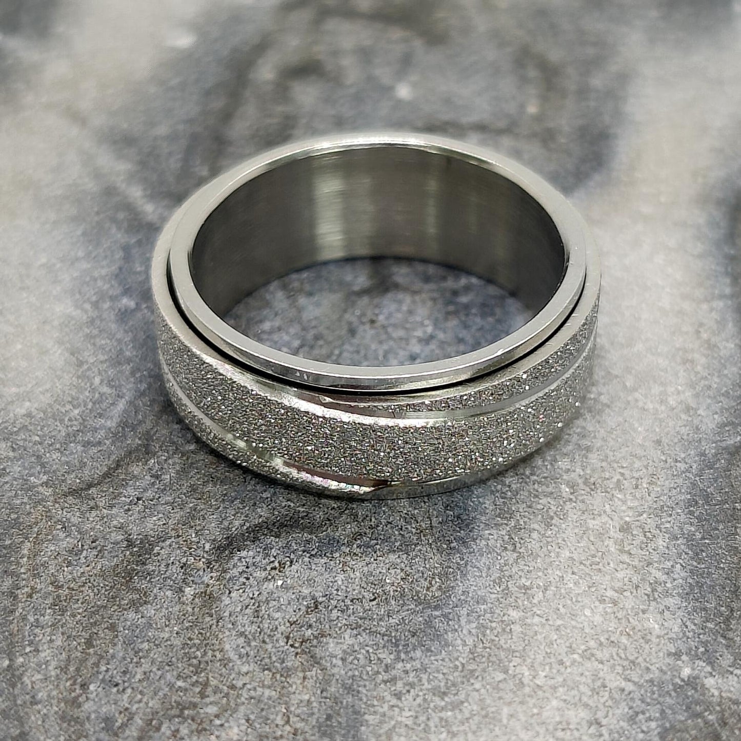 Anxiety ring (Glitter/Streep) Zilver Sfeerbeeld op marmer